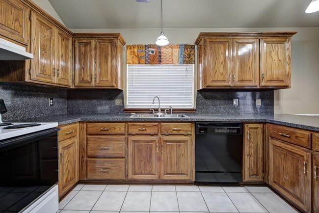 Building Photo - 2912 Edinburg Dr
