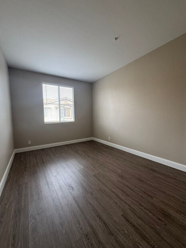 Building Photo - 3 Bed 2.5 Bath Townhome in Orange