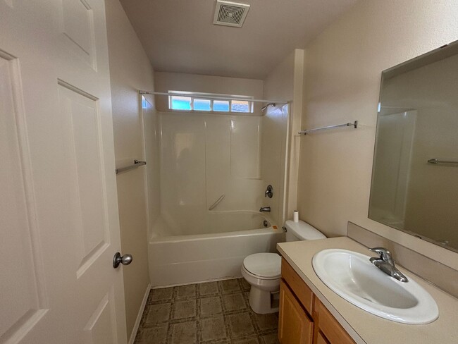 Building Photo - 3 Bedroom 2.5 Bath Duplex