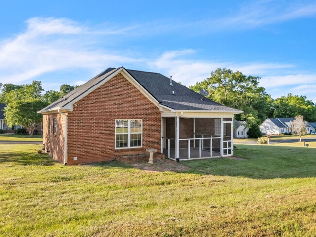 Building Photo - Beautiful 3-Bedroom Retreat with 2 Full Baths in Scenic Woodruff $1,875/mo rent