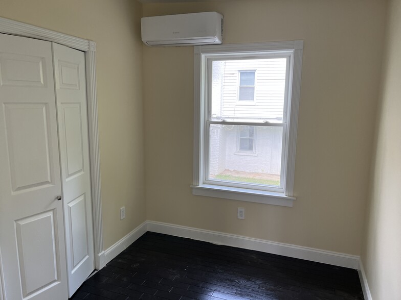 Building Photo - 33 Conklin St