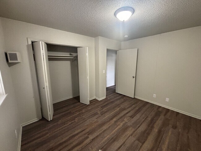 Building Photo - Renovated 1 Bed, 1 Bath Apartment at the B...