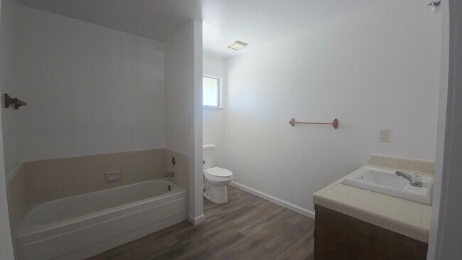 Building Photo - 3 BR 2 BA
