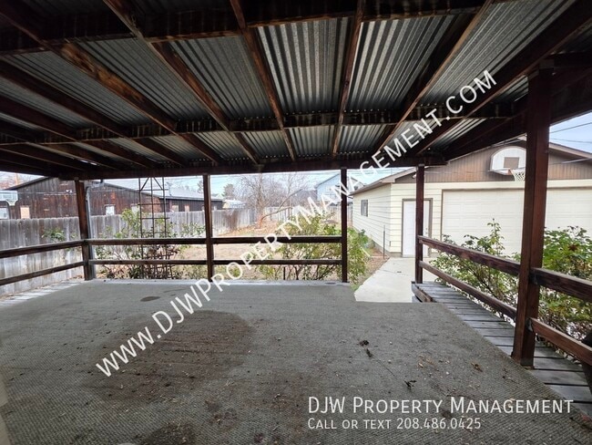 Building Photo - 624 W Linden St