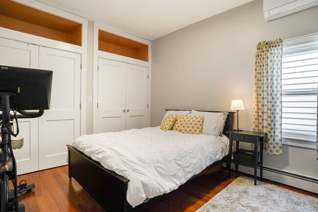 Building Photo - 596 E 2nd St