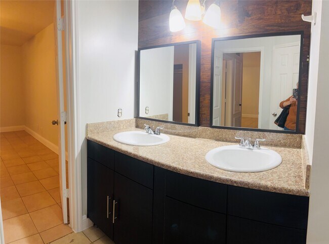 Building Photo - 5550 N Braeswood Blvd