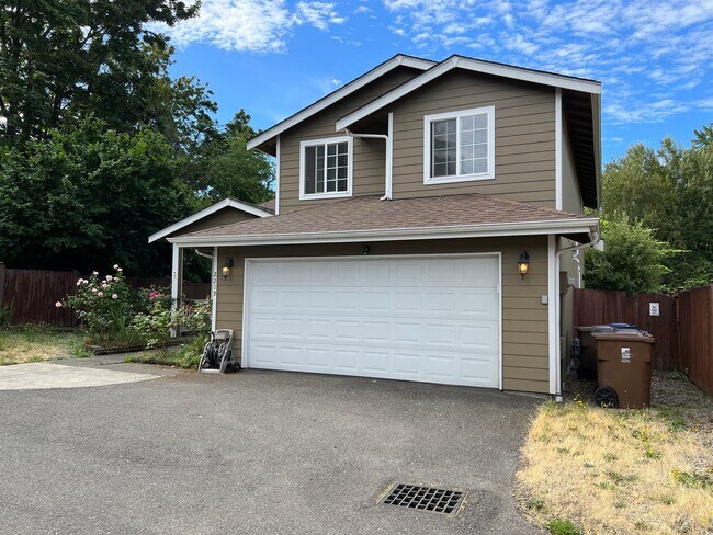 Building Photo - NE Tacoma - Large 3 bedroom 2.5 bathroom w...