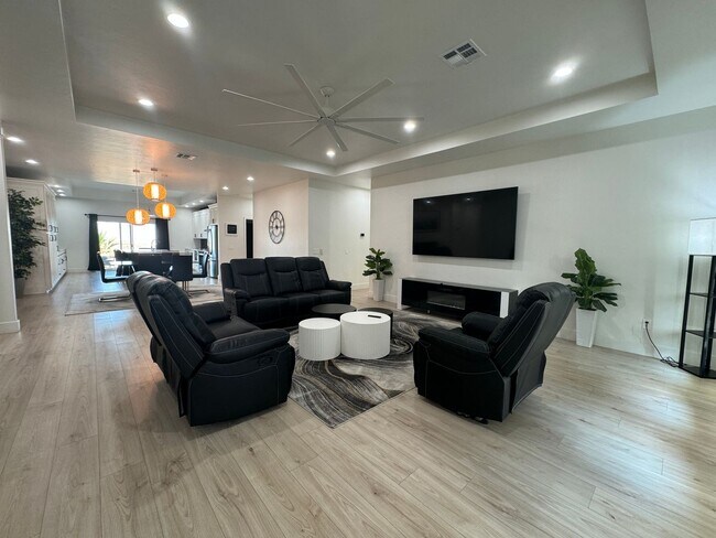 Building Photo - 6129 Lago Grande Dr