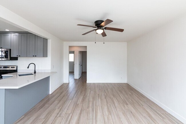 Building Photo - 114 E Elliot Rd