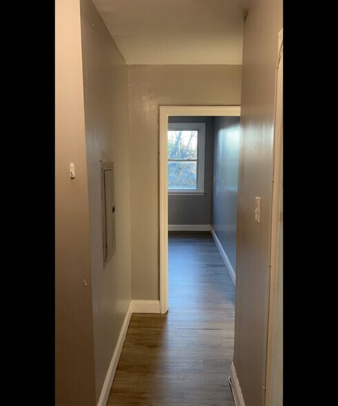 Hallway/corridor - 5931 N Warnock St
