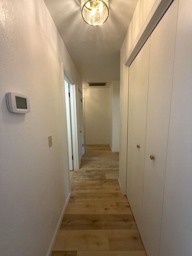 Building Photo - 615 Beverly Way