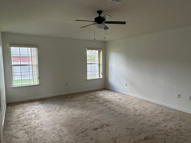 Building Photo - Recently renovated 4BR/3BA close to NAS an...