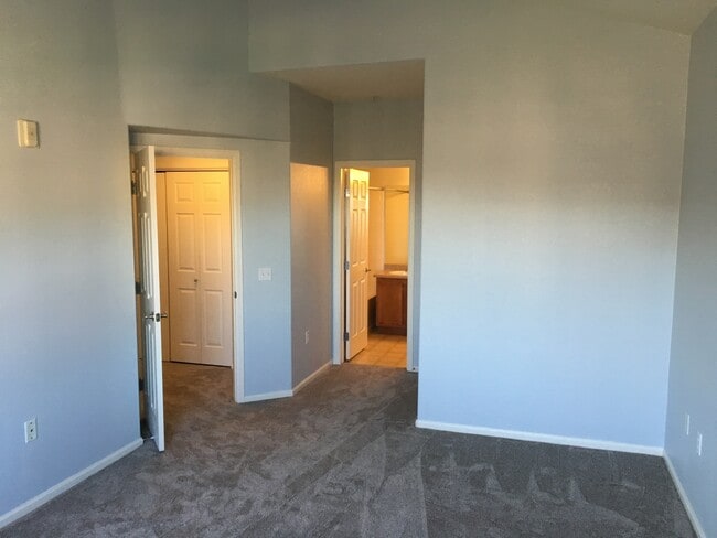 Building Photo - Beautiful Creekside at Parker Condominium!