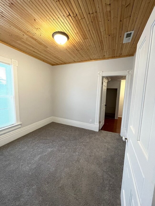 Building Photo - Large home on corner lot in great north si...