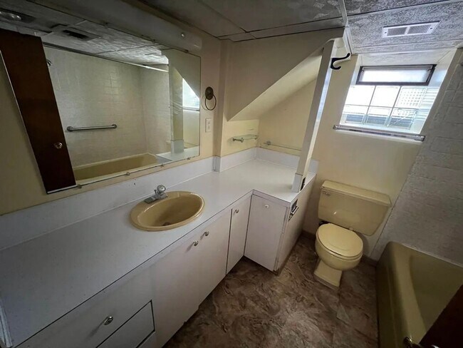 Building Photo - 406 S 6th Ave