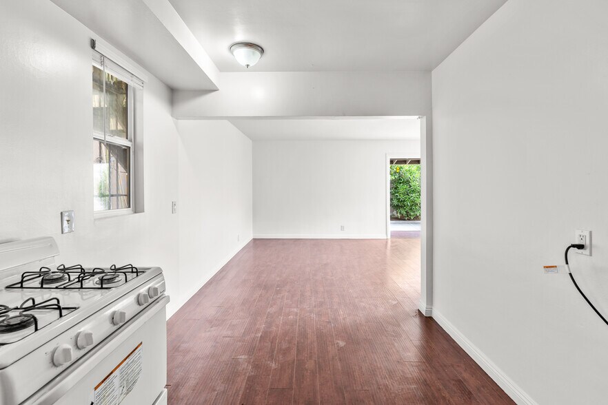 Building Photo - 1142 S Serrano Ave