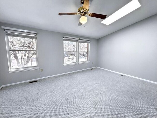 Building Photo - Charming 2-Bedroom Home with Modern Amenit...