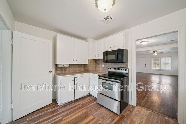 Building Photo - 2119 W 40th St