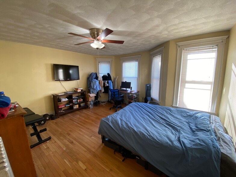 Building Photo - 221 Holland St