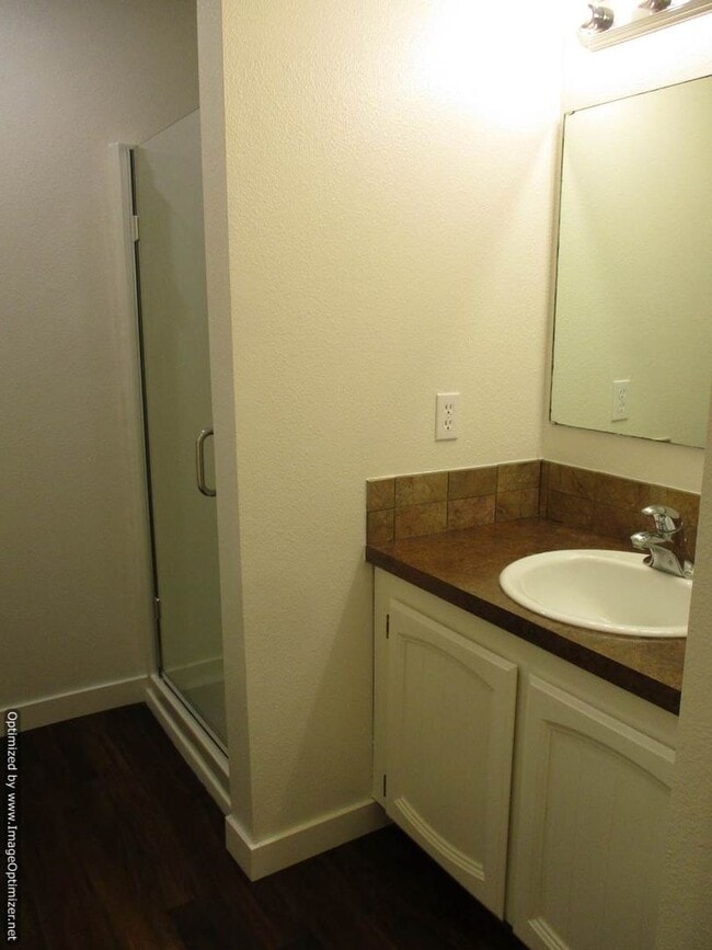 Building Photo - 2 Bedroom, 2 bathroom Northview Terrace Co...