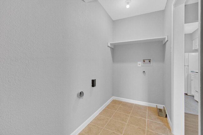 Building Photo - 521 Spring Dr
