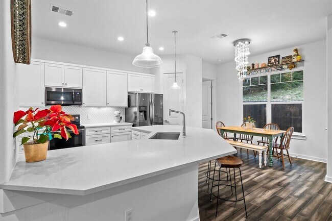 Building Photo - 706 Stow Dr