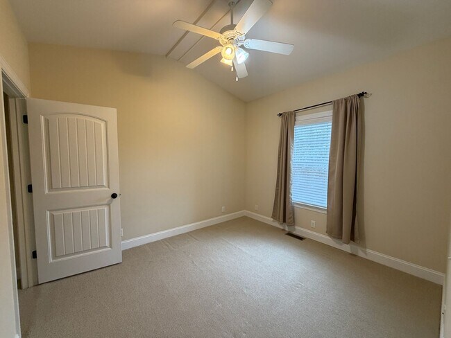 Building Photo - 501 Reserve Ln