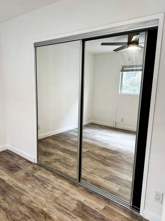 Building Photo - Venice - Close to the Waves - 1st Floor Larger 1-Bedroom W/ Parking Available