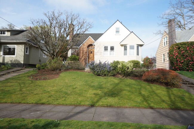 Primary Photo - NE Portland - Irvington 3-bedroom Beauty!