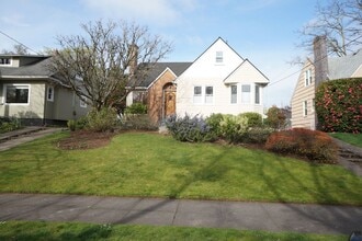 Building Photo - NE Portland - Irvington 3-bedroom Beauty!