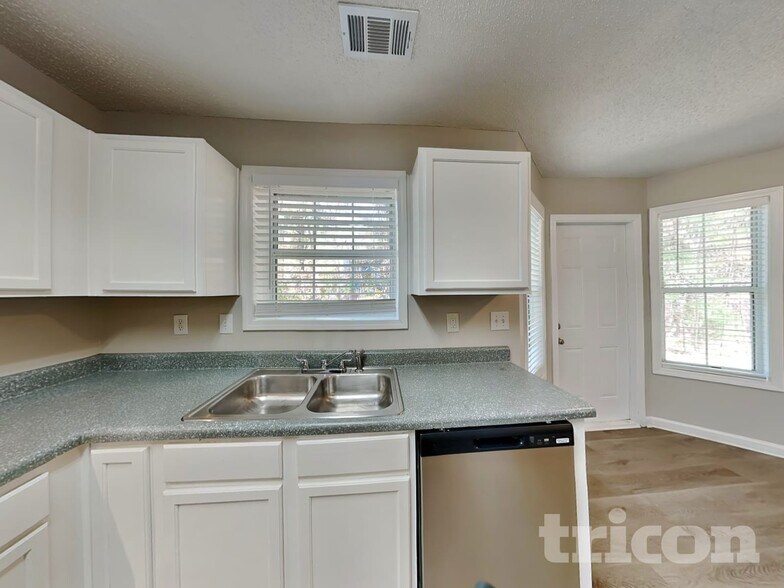 Building Photo - 7632 McGillicuty Dr