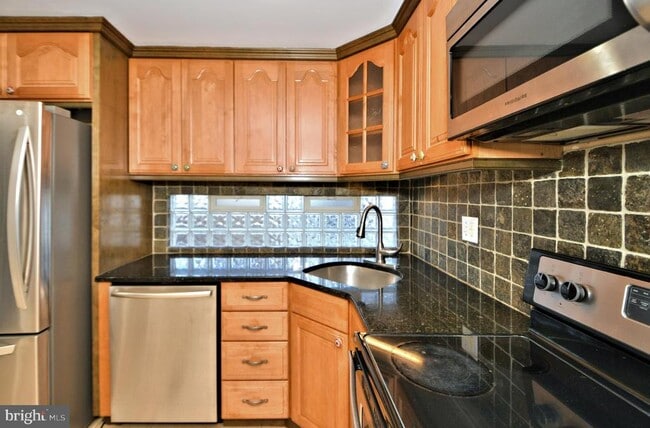 Building Photo - 660 Osborne Ave