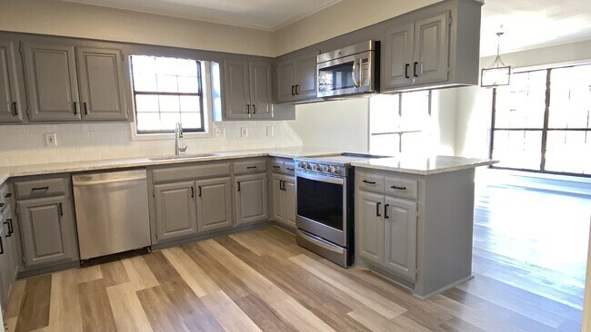 Building Photo - 206 Stonecliff Dr