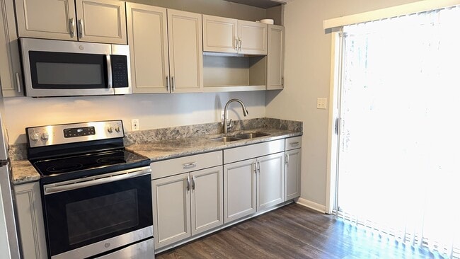 Building Photo - Cozy Two Bedroom Duplex on South End HHI