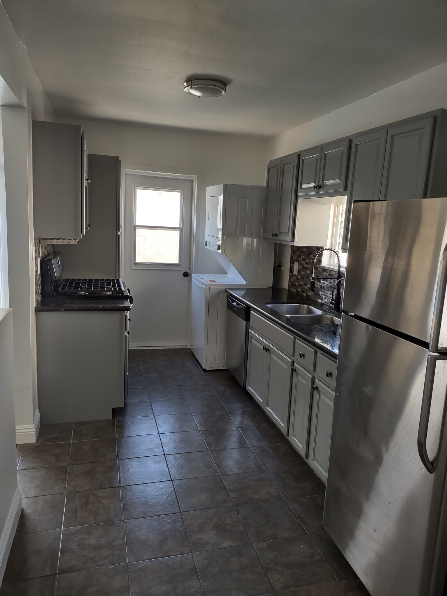 Modern kitchen and laundry - 18318 Gresham St