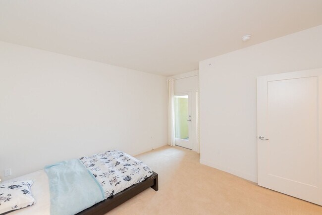 Building Photo - Element 436