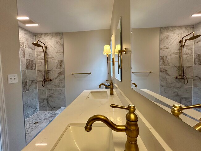 Primary Bathroom - 1178 Jefferson St