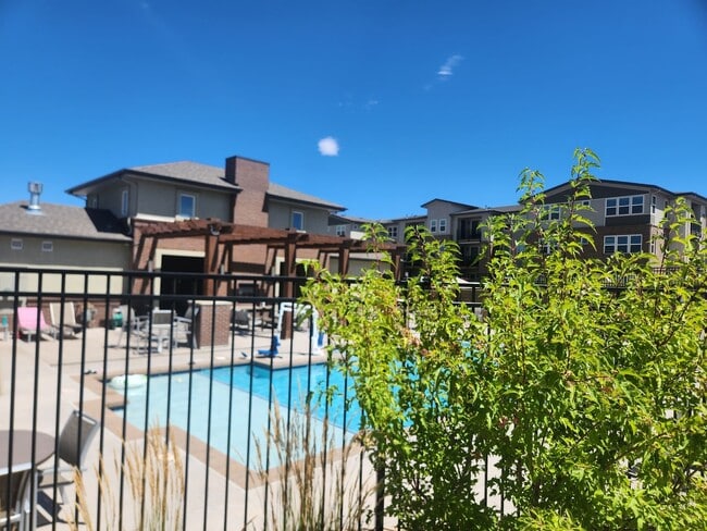 Building Photo - Townhome with great access to shopping, restauraunts and more!