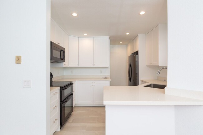 Building Photo - 2 Bedroom Condo in the Villa La Jolla Community