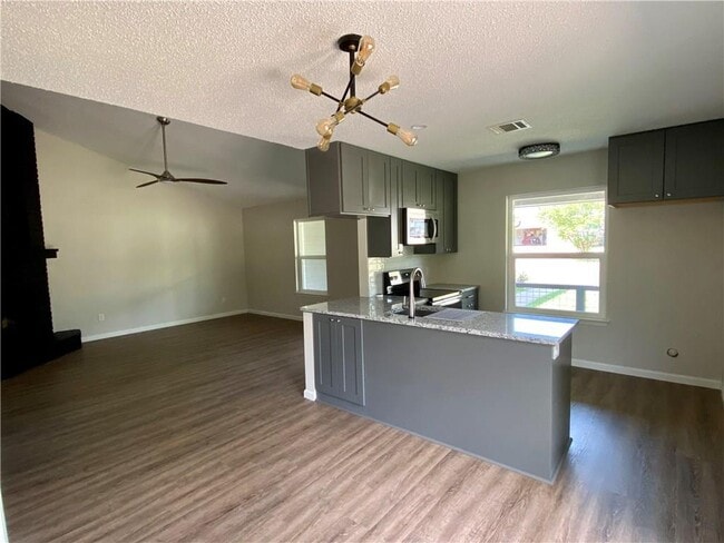 Building Photo - 1715 Shadowview Dr
