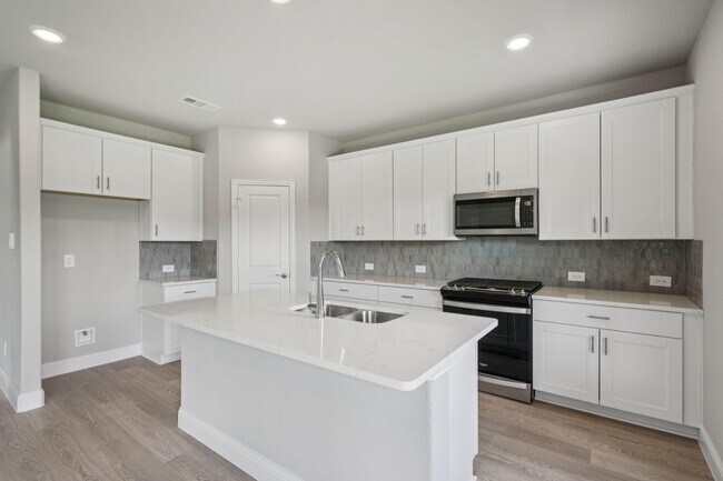 Building Photo - 2116 Gustavus Dr