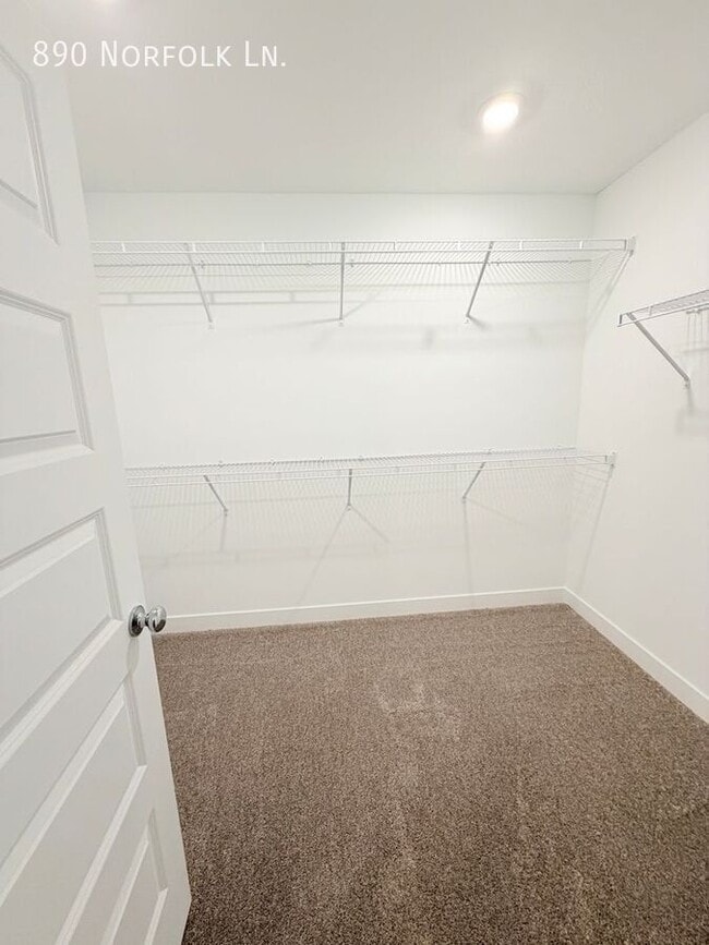 Building Photo - 890 Norfolk Ln