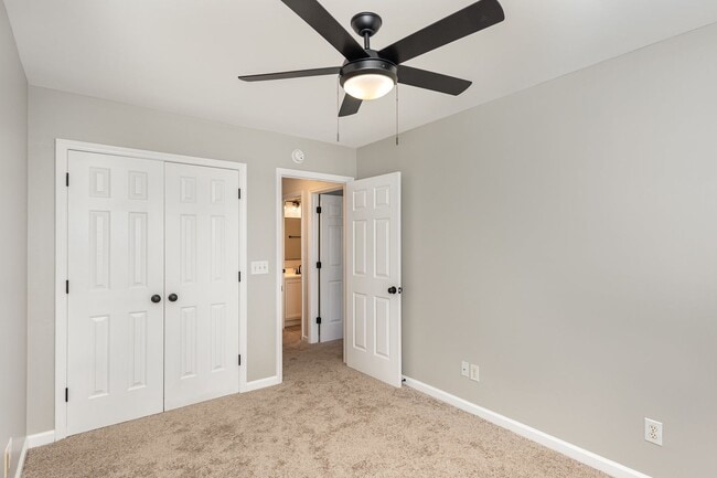 Building Photo - Newly Updated Townhome with Minutes Walk t...