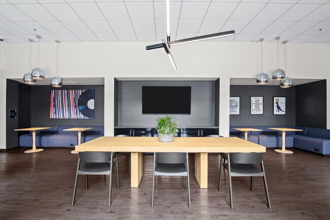 Building Photo - 2000 Post St