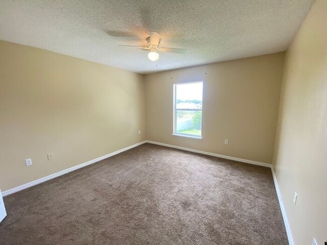 Building Photo - 4/2.5 Clermont Home with fenced yard