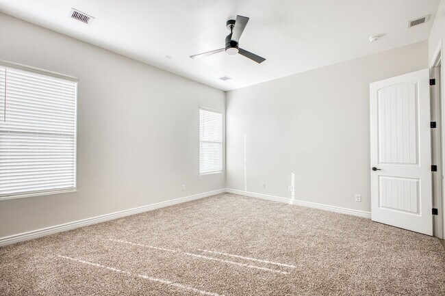 Building Photo - Beautiful East side House 4 bed-2.5 baths, part of The Overlook Casa Club that includes Swimming ...