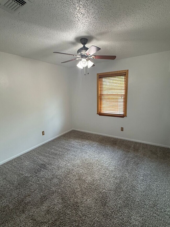 Building Photo - 1001 Traci Dr