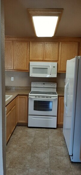 Building Photo - 427 W Laurel Dr