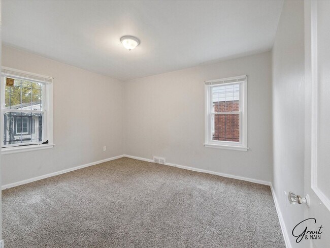 Building Photo - 3 bedroom  1.5 bath bungalow - $1200