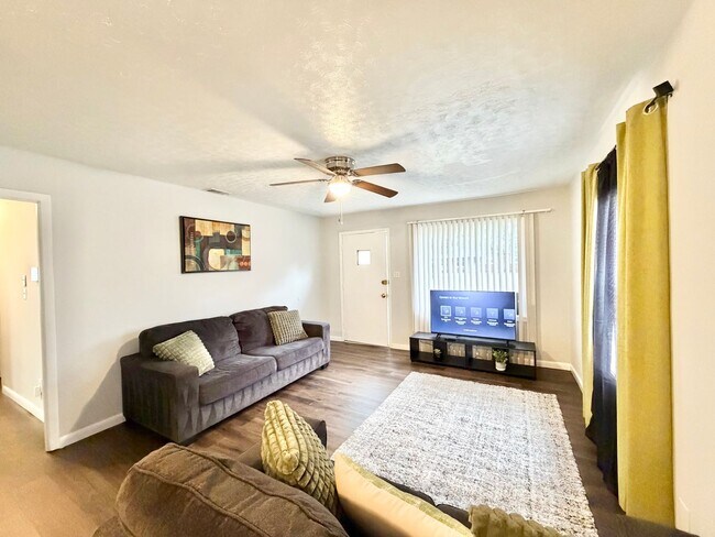 Building Photo - Home near downtown Savannah, Ga!! large fenced in backyard!!